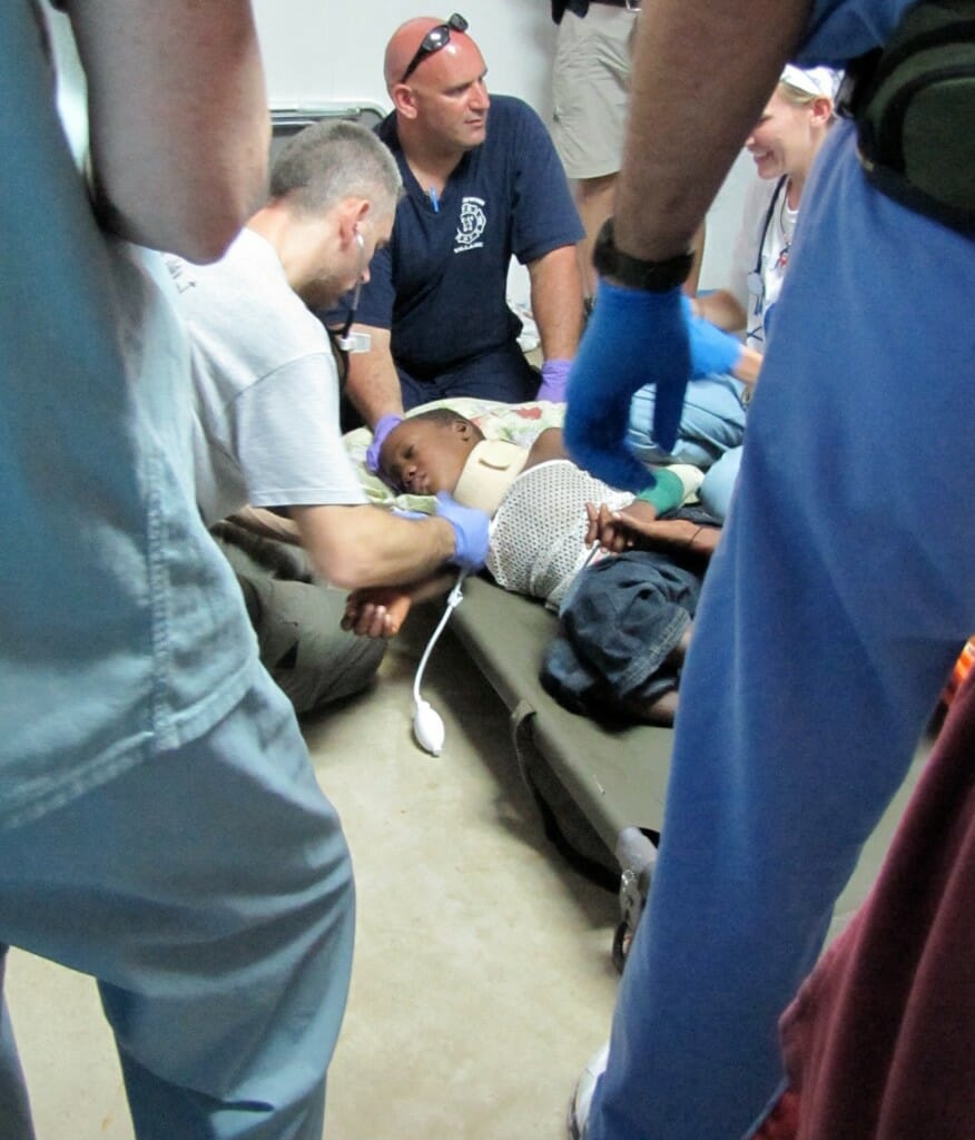 Des secouristes s'occupent d'un enfant blessé. (Steven Heicklen au centre).