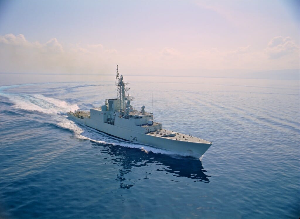 Le destroyer NCSM Athabaskan de la Marine Royale Canadienne dans les eaux des Caraïbes au large d'Haïti. Image tirée du film sur écran géant 