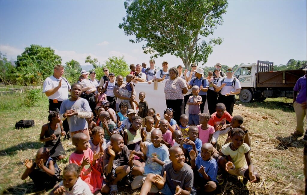 Personnel de la Marine canadienne avec des orphelins haïtiens. Image tirée du film sur écran géant 
