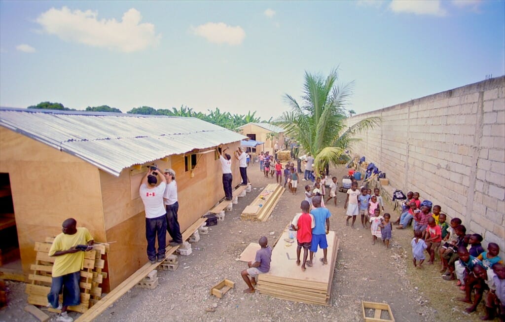 Le personnel de la Marine canadienne construit des installations temporaires en Haïti. Image tirée du film sur écran géant 