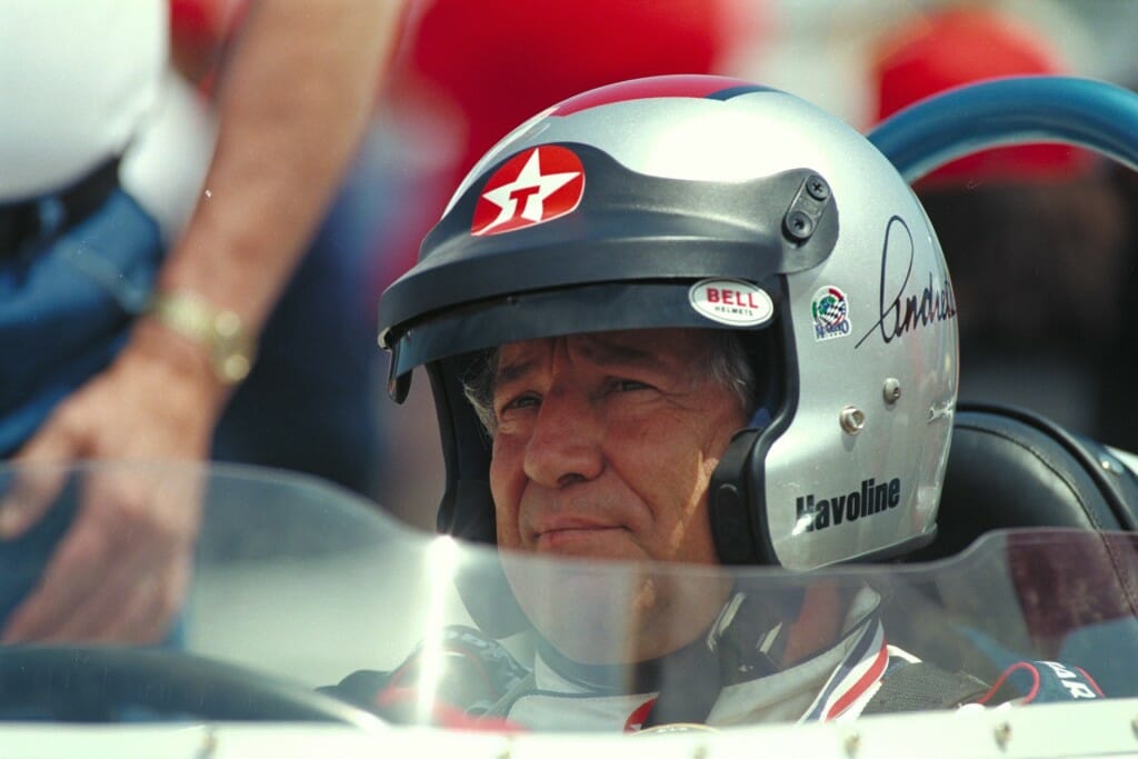 Mario Andretti au volant du roadster restauré. Photo de l'exposition : Patrick Gariup.