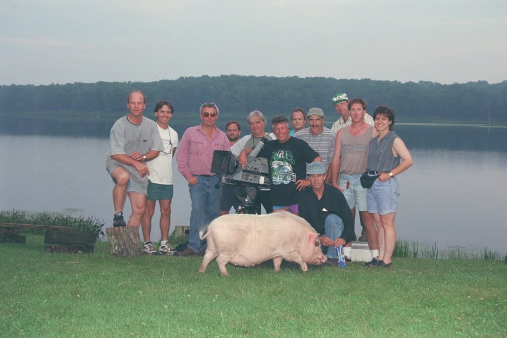 L'équipe de Super Speedway fait une pause pendant le tournage avec Mario Andretti et son cochon. Photo : Patrick Gariup.