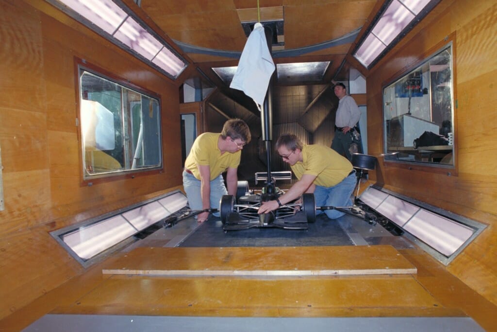 Des techniciens préparent une maquette de voiture Indy pour des essais en soufflerie au centre aéronautique de l'université de Cranfield, au Royaume-Uni, pendant le tournage de Super Speedway. Photo : Patrick Gariup.