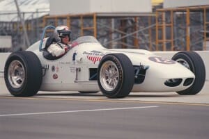 Mario Andretti au volant d'un roadster restauré qu'il a conduit pour la première fois en tant que débutant aux 500 miles d'Indianapolis. Photo : Patrick Gariup.