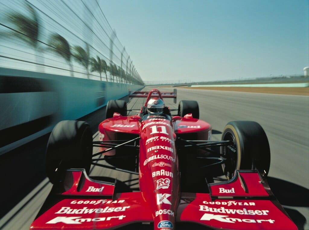 Michael Andretti talonne la voiture-caméra conduite par Mario Andretti au Homestead Motor Speedway, en Floride. (Une image tirée de Super Speedway.)