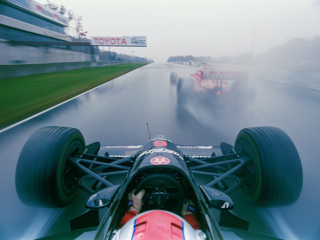 Mario Andretti (au premier plan) et Michael Andretti s'affrontent sous la pluie.